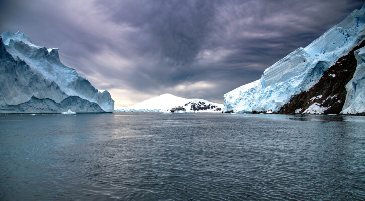 Austral1 Iceberg Canal Lemaire AntarctiqueStudioPONANT Clement Louineau