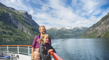 Family admiring the Geiranger fjord HGR 112149 Photo Agurtxane Concellon